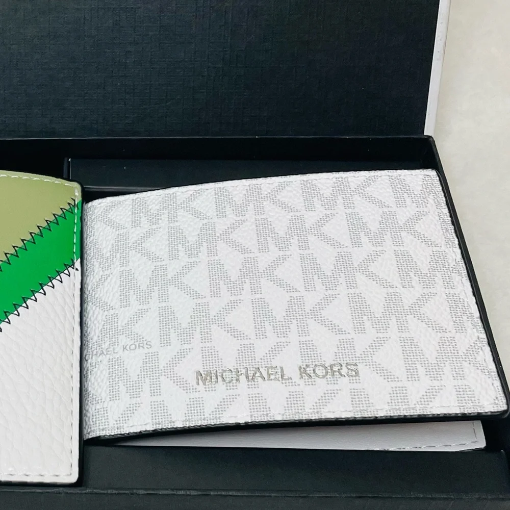 New in box Michael Kors boxed white wallet set palm
